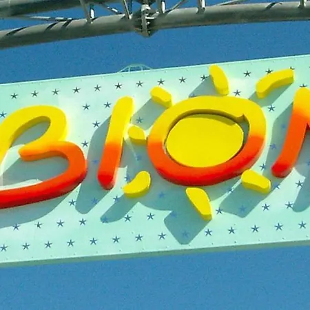 Enjoy Poolside Comfort - Beahost *