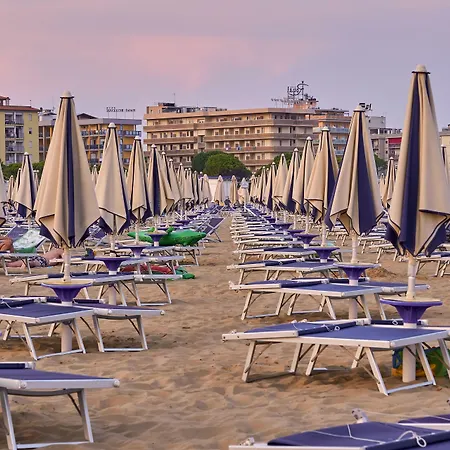 Enjoy Poolside Comfort-beahost Apartment Bibione