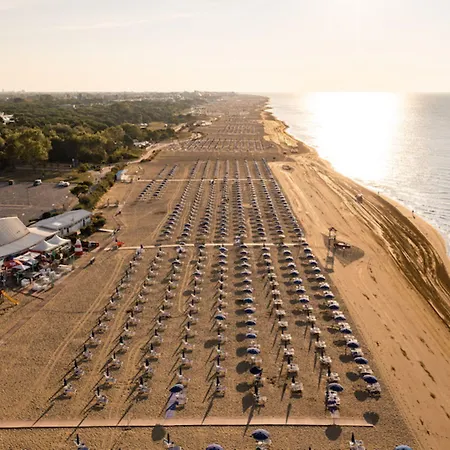 Enjoy Poolside Comfort-beahost Daire