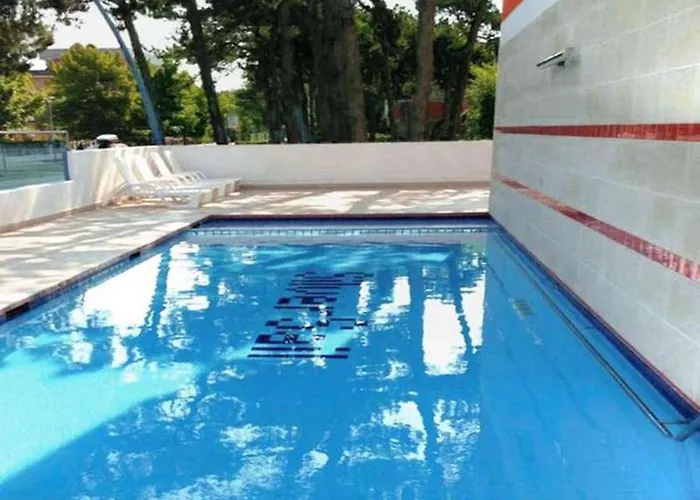 Enjoy Poolside Comfort-beahost Daire